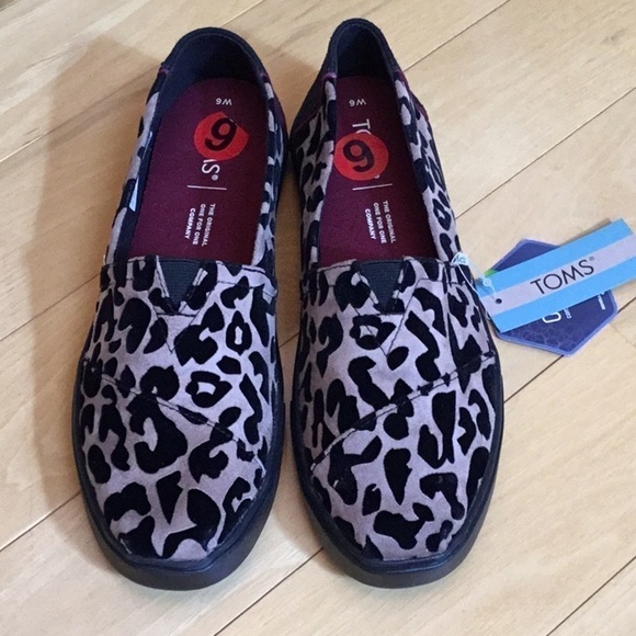 Tom’s loafers, slip on shoes. Black flocked leopard print, women’s size 6. NWT - Picture 2 of 16